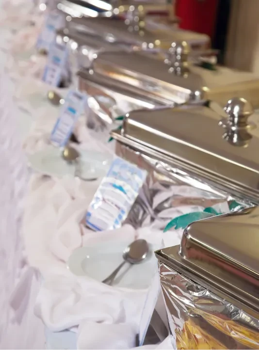 Buffet preparado para catering de comida colombiana en evento