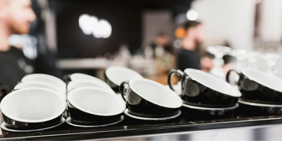 Tazas apiladas en catering comida colombiana artesanal sin gluten en Madrid