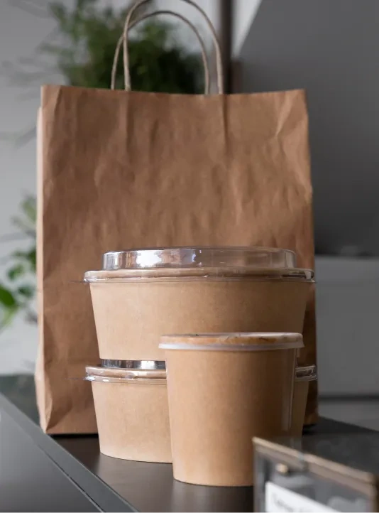 Envases para catering de comida colombiana listos para entrega a domicilio