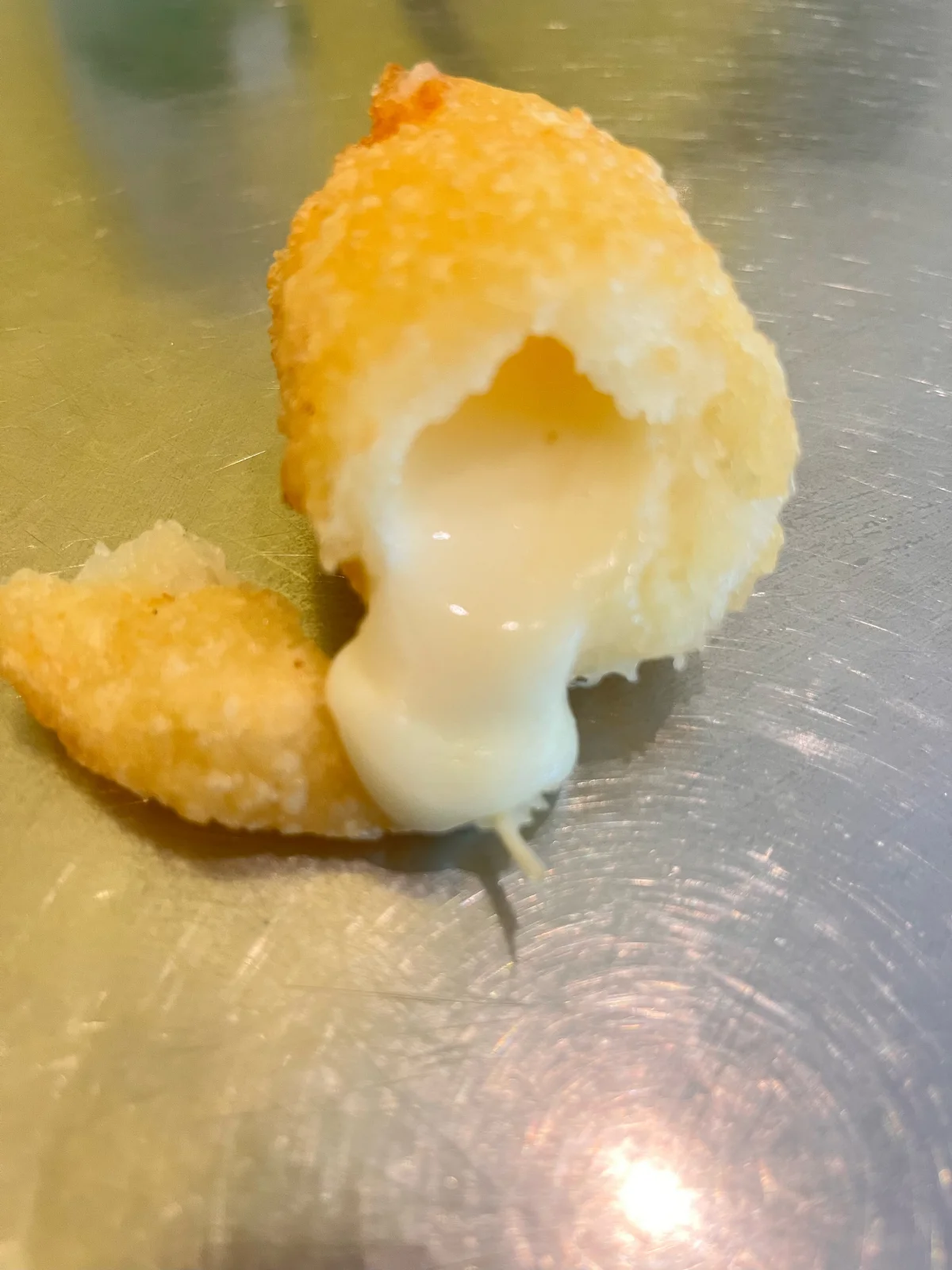 Empanada artesanal de comida colombiana artesanal rellena de queso fundido
